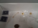 Diverse pins. medaljer, klockor m.m.
