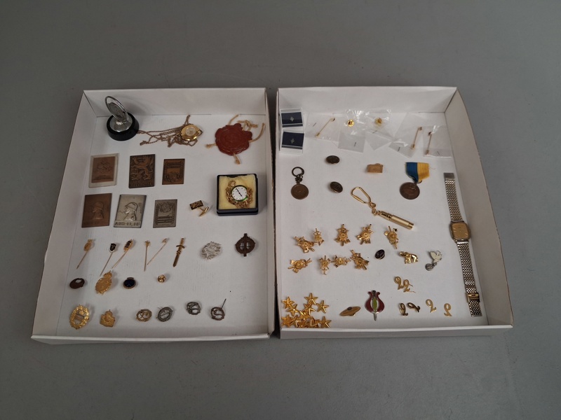 Diverse pins. medaljer, klockor m.m.