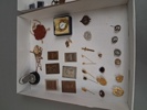 Diverse pins. medaljer, klockor m.m.