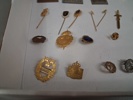 Diverse pins. medaljer, klockor m.m.