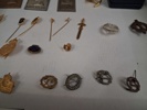 Diverse pins. medaljer, klockor m.m.