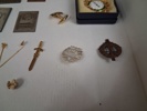 Diverse pins. medaljer, klockor m.m.