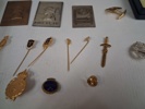 Diverse pins. medaljer, klockor m.m.