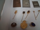 Diverse pins. medaljer, klockor m.m.