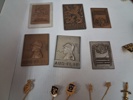 Diverse pins. medaljer, klockor m.m.