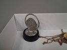 Diverse pins. medaljer, klockor m.m.