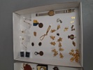 Diverse pins. medaljer, klockor m.m.