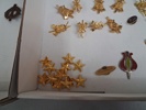 Diverse pins. medaljer, klockor m.m.