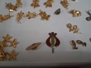 Diverse pins. medaljer, klockor m.m.