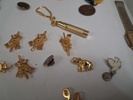 Diverse pins. medaljer, klockor m.m.