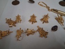 Diverse pins. medaljer, klockor m.m.