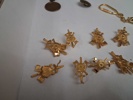 Diverse pins. medaljer, klockor m.m.