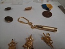 Diverse pins. medaljer, klockor m.m.