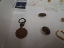 Diverse pins. medaljer, klockor m.m.