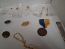 Diverse pins. medaljer, klockor m.m.