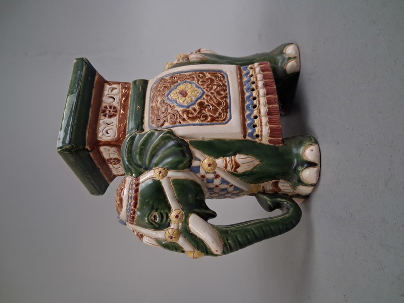 Elefant. Piedestal.