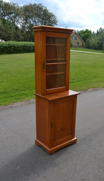 Bokskåp. 1800/1900-talet.