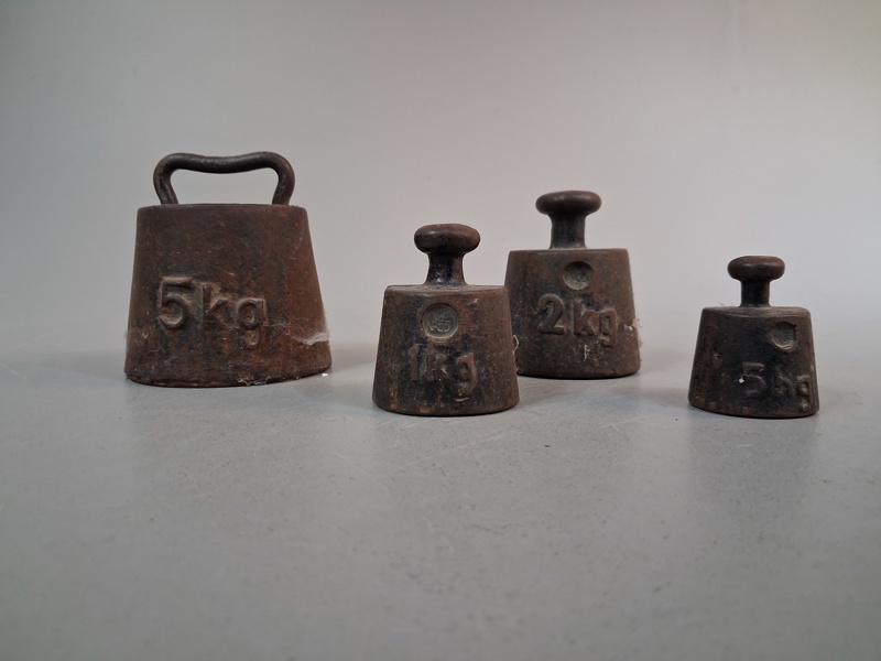4 Vikter, 5kg, 2kg, 1kg & 5hg.