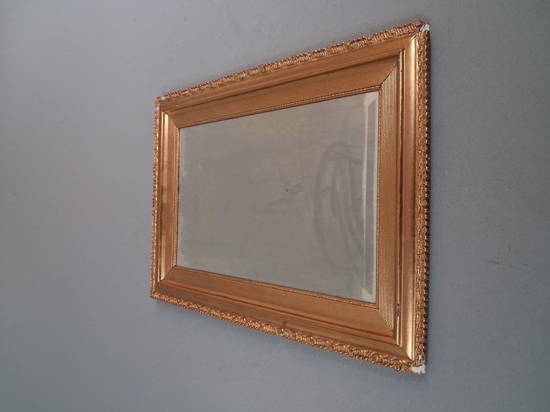 Spegel. Träram, guldfärgad. fasettslipat glas.