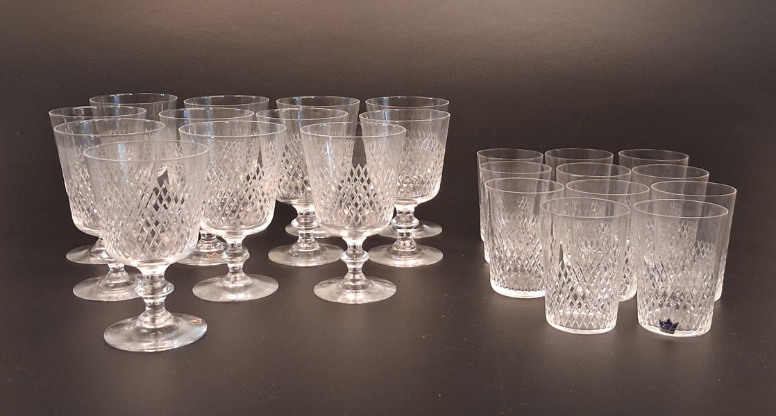 VICKE LINDSTRAND. 12 Vinglas & 11 Selterglas, "Diamant", Kosta.