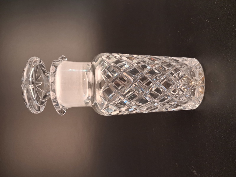Shaker. Glas, slipad dekor, 1900-talet.