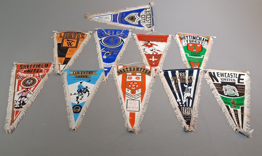Fotbollsvimplar. 10 stycken, England, 1960/70-talet. Bl.a Newcastle, Nottingham, Chelsea m.m.