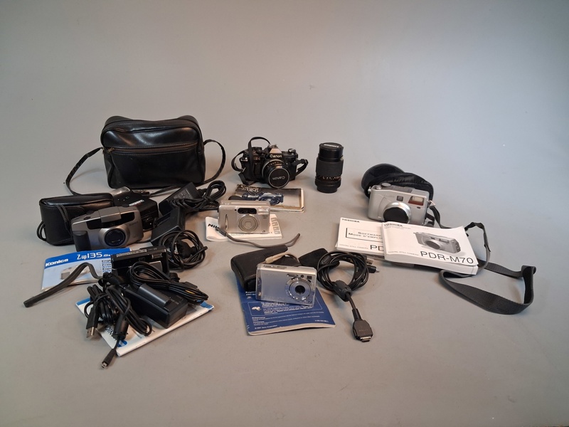 Diverse kameror. Canon AE-1, Konica Z-up 135 Super, Toshiba PDR-M70, Konica Minolta Dimage X50, Sony supershot & Nikon Nuvis 300.