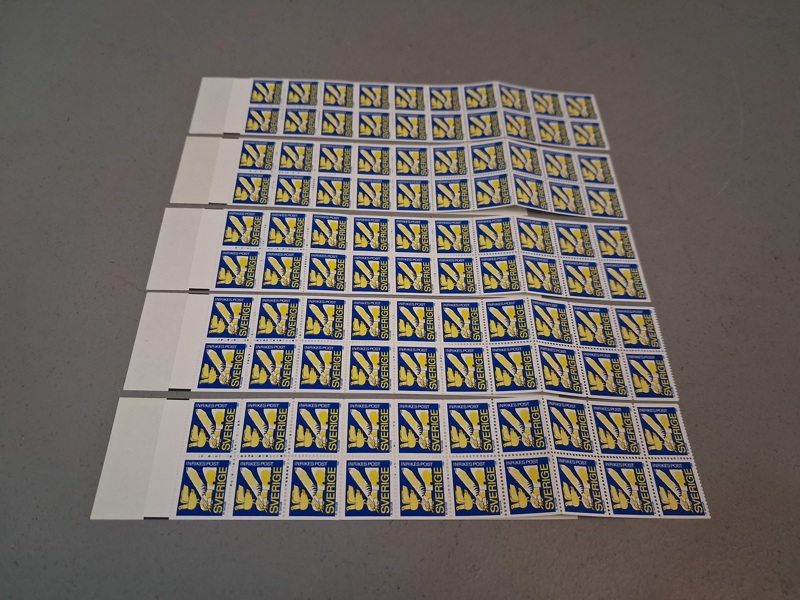 100 Postfriska rabattfrimärken. Nominalvärde 4400kr.