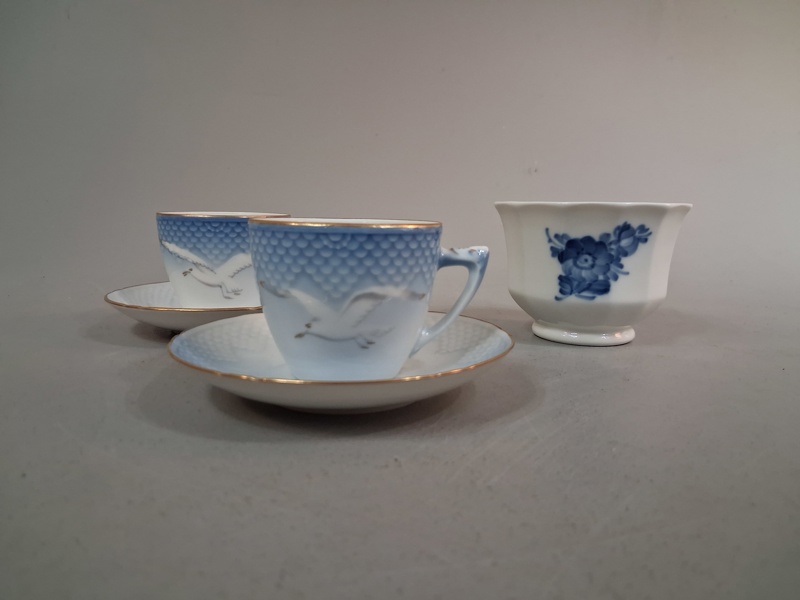 Kruka. "Blå Blomster", Royal Copenhagen & 2 Kaffekoppar med fat "Blå Blomster", Bing & Gröndal.