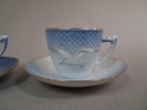 Kruka. "Blå Blomster", Royal Copenhagen & 2 Kaffekoppar med fat "Blå Blomster", Bing & Gröndal.