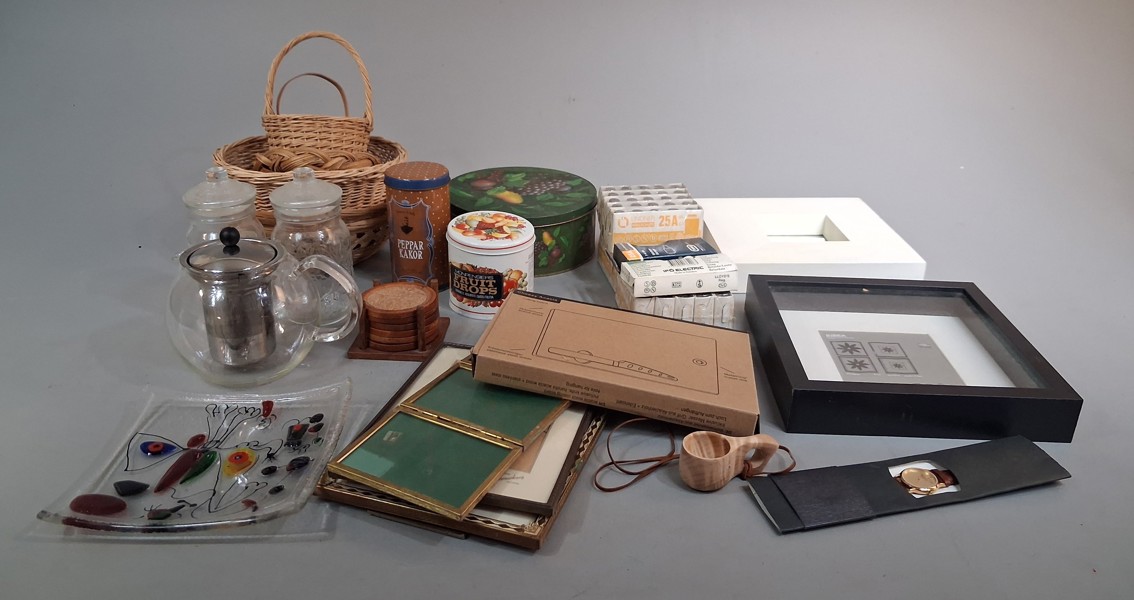 Diverse. Bl.a Ramar, korgar, burkar, glas m.m.