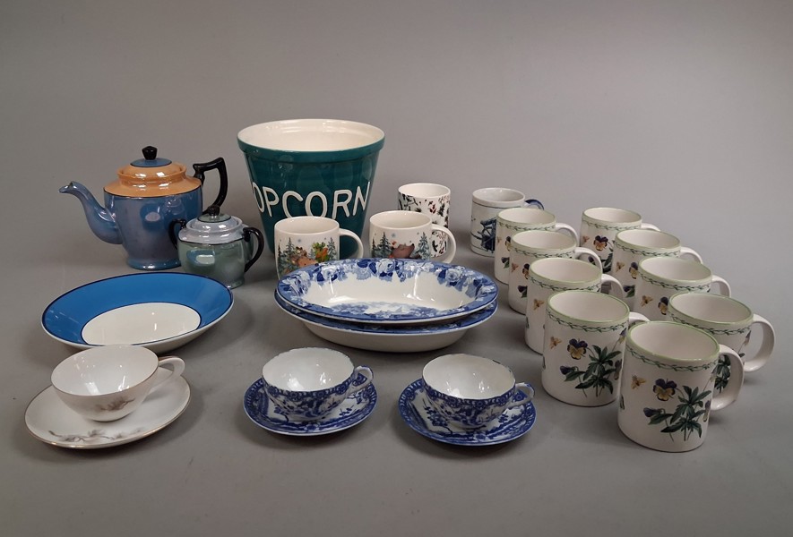 Diverse porslin. Bl.a 9 muggar. Studio Nova Garden Bloom m.m.