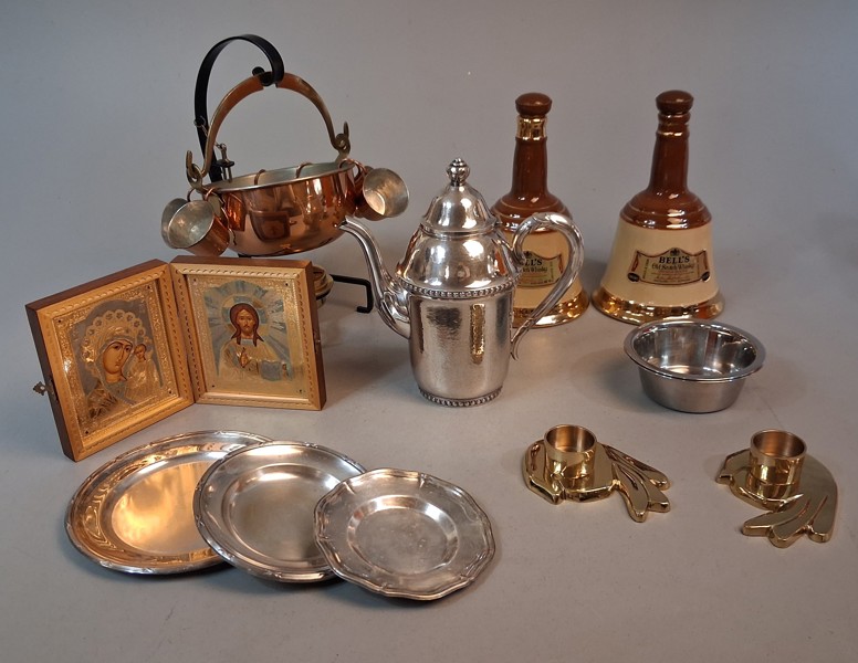 Diverse. Bl.a Nysilver, 2 flaskor i porslin Bell's m.m.