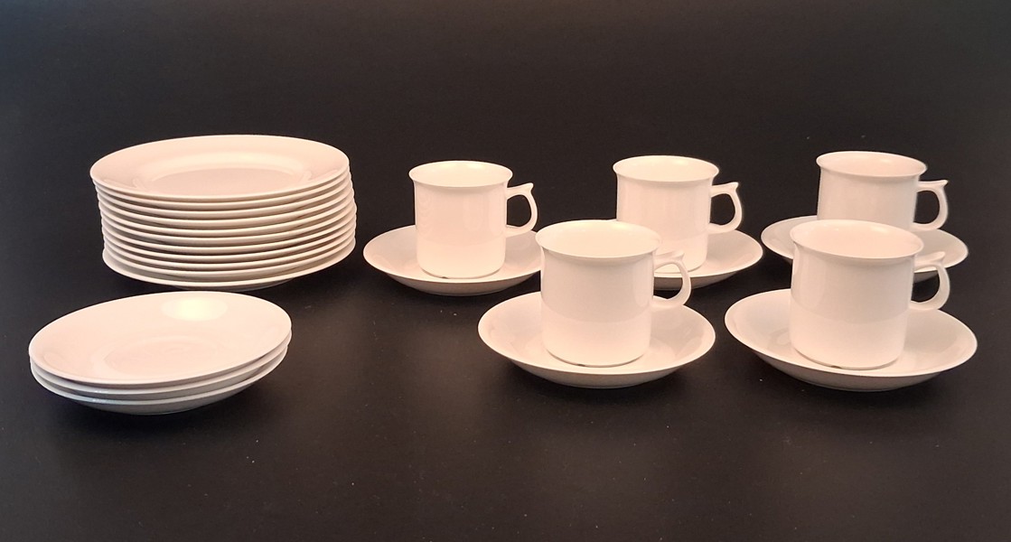 KARIN BJÖRQVIST. 5 Kaffekoppar, 8 Kaffefat & 11 Assietter, "Stockholm", Gustavsberg.