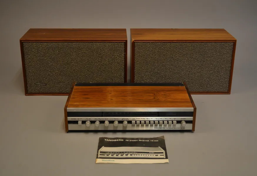 TANDBERG. FM Stereo receiver TR-200 & 1 par högtalare TL1210, samt handbok.