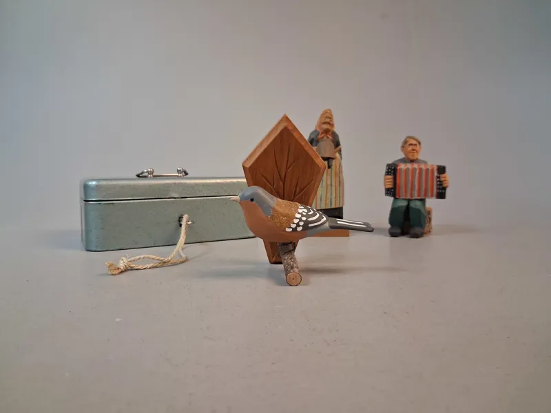Träfågel "Bofinken" av Egon Elmblad, 2 Träfigurer & kassalåda.