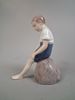 Figurin. Porslin, "Pojke på sten", Bing & Gröndal.