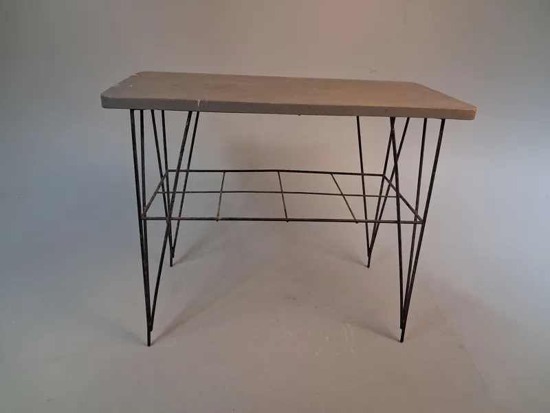 Tidningsställ. String, bemålat teak.