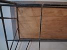 Tidningsställ. String, bemålat teak.