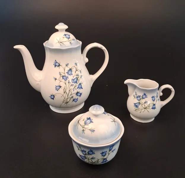 Kaffekanna, gräddkanna & sockerskål. Flores Caerulei. (1530), Svaneholm.