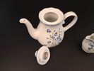 Kaffekanna, gräddkanna & sockerskål. Flores Caerulei. (1530), Svaneholm.
