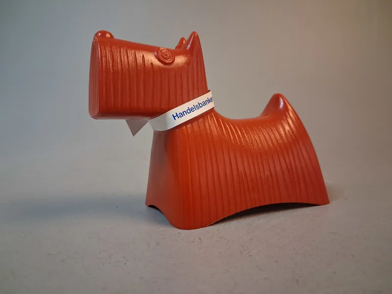STIG LINDBERG. Sparbössa, "Skotten", Plast för handelsbanken 1961.