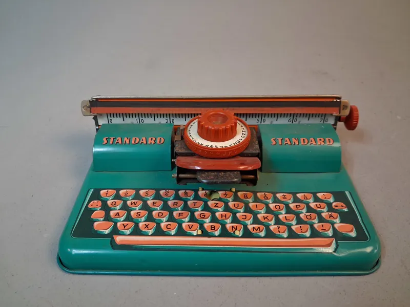 Skrivmaskin. Leksak, Plåt & plast, Apex Standard, West Germany, 1900-talets mitt.