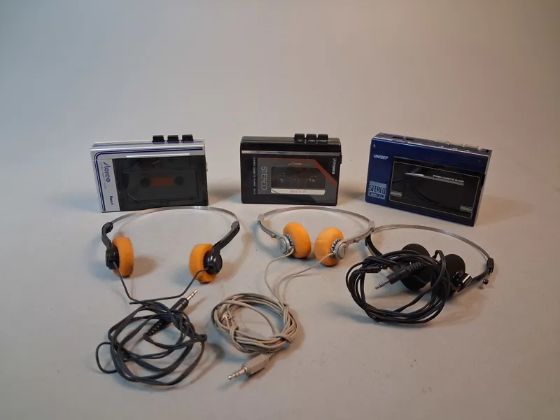 Äldre Walkmans. Fisher, Kensi & Unisef.