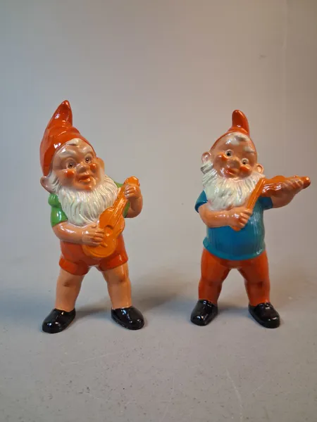 2 Figuriner. Tomtar, Terrakotta. Tyskland.