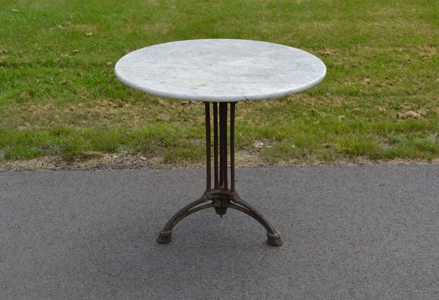 Trädgårdsbord. Gjutjärnsunderrede & stenskiva.