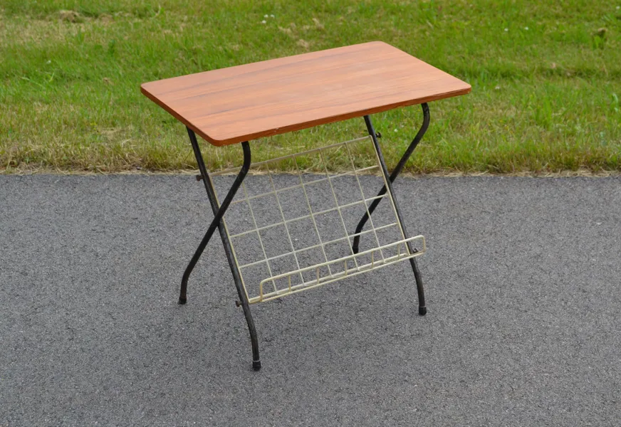 Bord med tidningsställ. Stringmodell, troligtvis "Numroett" av KA Fredriksson Värnamo, 1950-talet.
