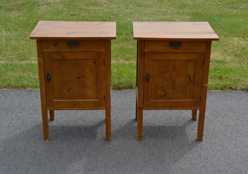 2 Äldre sängbord. 1800/1900-talet.