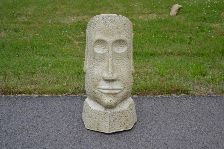 Trädgårdsskulptur. Moai-stil, Betong, samtida.