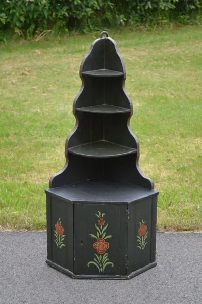 Vägghängt hörnskåp. Allmoge, 1800-talet.